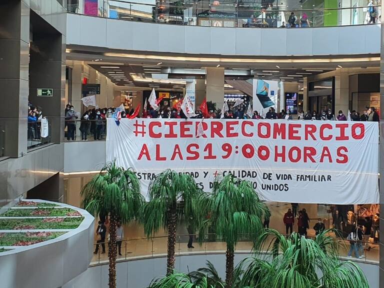 Trabajadores realizaron banderazo de protesta en el Costanera Center para exigir cierre del comercio a las 19:00