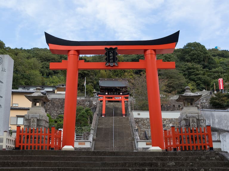 Qué son los “arcos” japoneses del que se colgó una influencer chilena y por qué son tan importantes para la cultura nipona