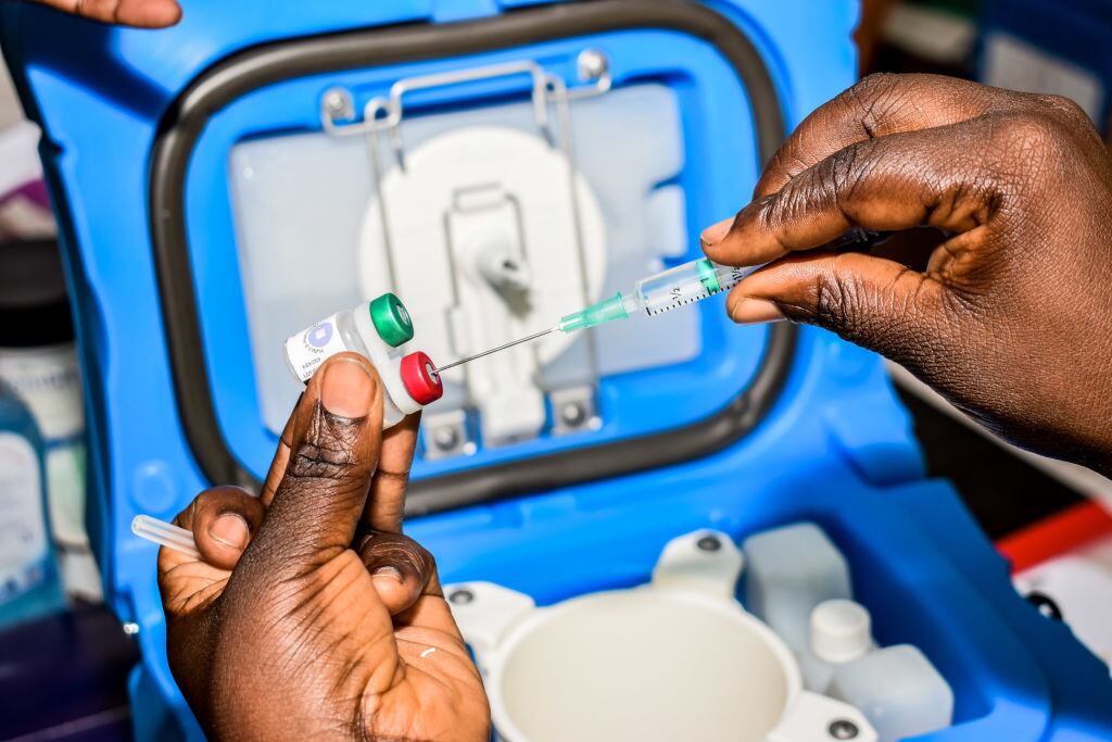 Médicos combaten la malaria con vacunas experimentales en Kenia