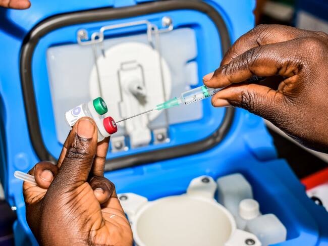 Médicos combaten la malaria con vacunas experimentales en Kenia