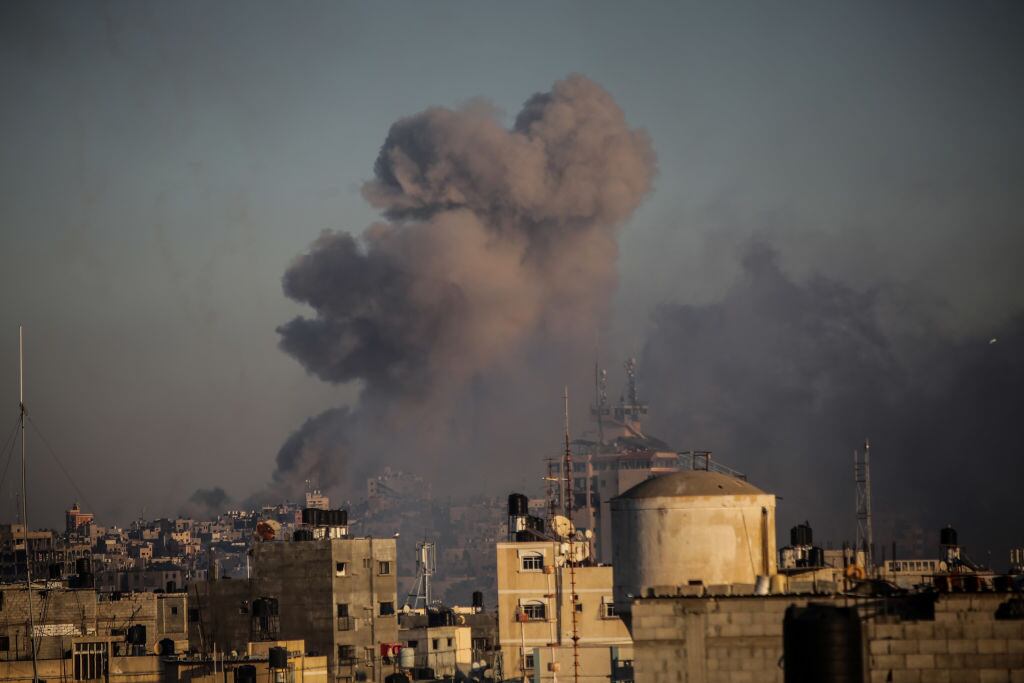 Los ataques aéreos de las Fuerzas de Defensa de Israel caen sobre la zona de Jan Yunis en el sur de la Franja de Gaza.