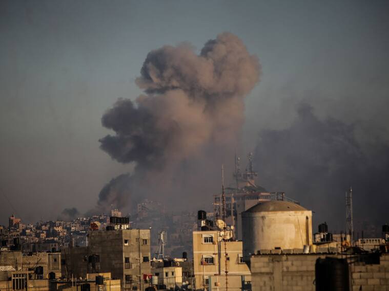 Los ataques aéreos de las Fuerzas de Defensa de Israel caen sobre la zona de Jan Yunis en el sur de la Franja de Gaza.