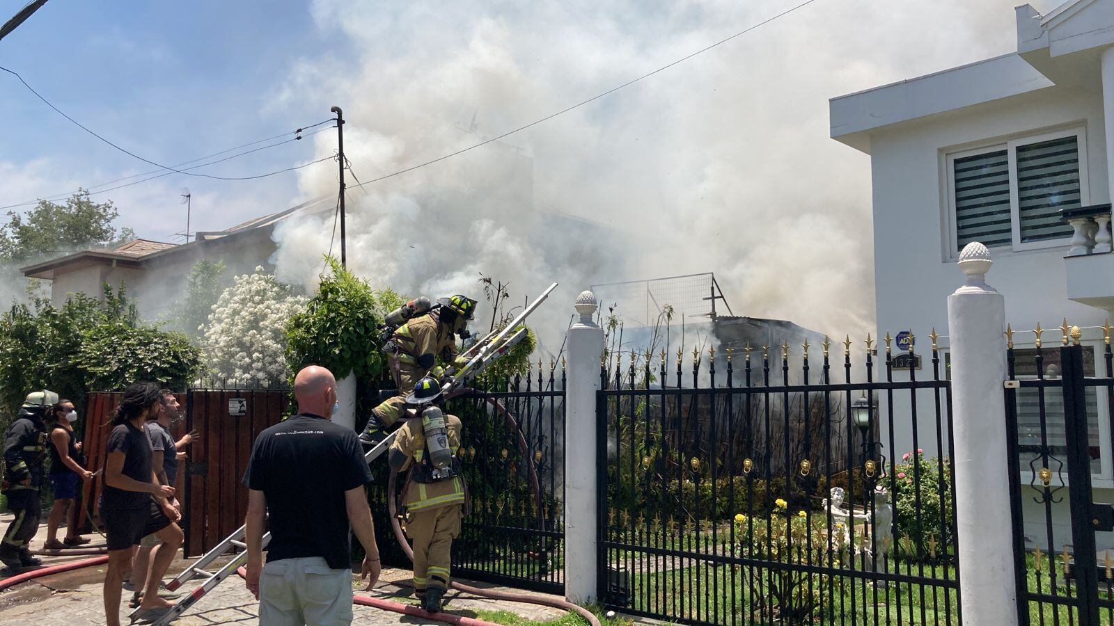 Incendio consume una casa en Las Condes y puede propagarse a otras viviendas