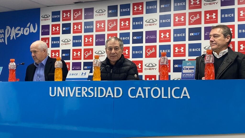 Ariel Holan se despide entre lágrimas de la UC: "Un cambio de energía va a ser positivo para el equipo"