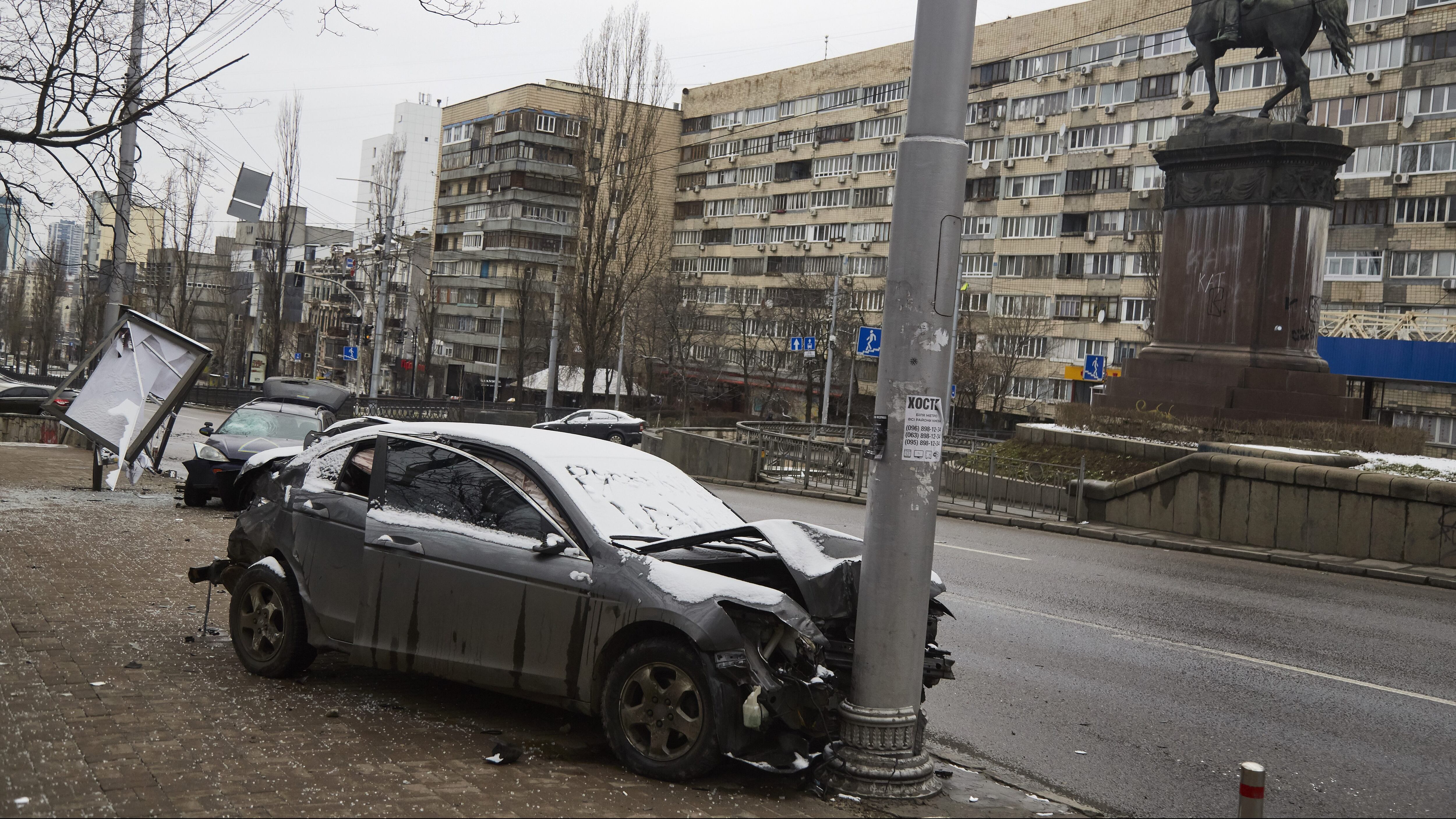 KYIV, UKRAINE - MARCH 01: A car crashed on a pole, one of many car accidents as stoplights stopped working on March 1, 2022 in Kyiv, Ukraine. Russian forces continued their advance on the Ukrainian capital as the country's invasion of its western neighbor entered its sixth day. Intense battles are also being waged over Ukraine's other major cities. (Photo by Pierre Crom/Getty Images)