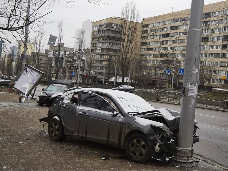 KYIV, UKRAINE - MARCH 01: A car crashed on a pole, one of many car accidents as stoplights stopped working on March 1, 2022 in Kyiv, Ukraine. Russian forces continued their advance on the Ukrainian capital as the country's invasion of its western neighbor entered its sixth day. Intense battles are also being waged over Ukraine's other major cities. (Photo by Pierre Crom/Getty Images)
