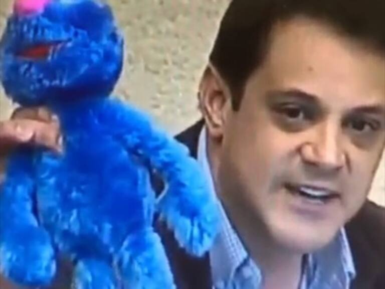 Gaspar Rivas protagoniza performance con personaje de Plaza Sésamo en pleno Congreso