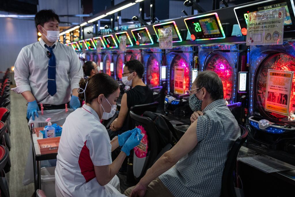 Trabajadores de la salud vacunan contra el Covid-19 en un centro de juegos en Osaka