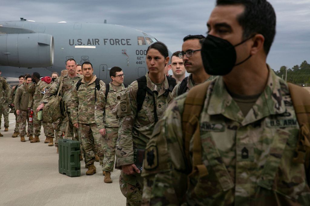 Militares estadounidenses de Fort Bragg (Carolina del Norte) llegan a Europa