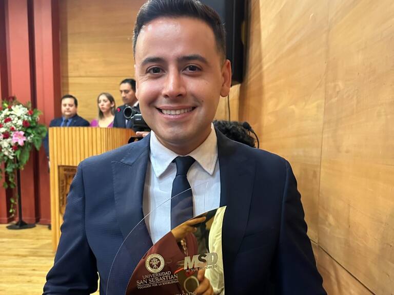 Alberto Jesús López es galardonado con el premio Relator Destacado y Gran Colaborador de la Ciudad en Puerto Montt