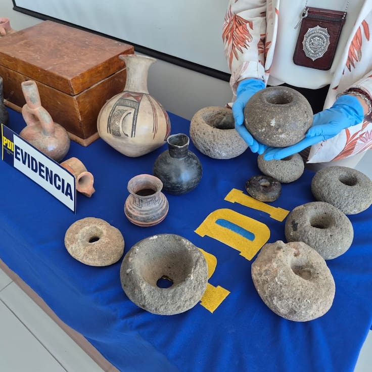 Vasijas, jarrones y restos humanos: profesor de filosofía es detenido por tenencia ilegal de piezas arqueológicas