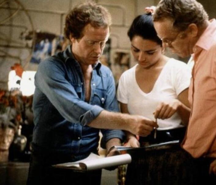 Ridley Scott y Ana María Quintana examinando el guion de «Blade Runner».