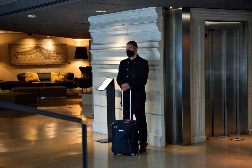 Trabajador espera un cliente en un hotel en Barcelona