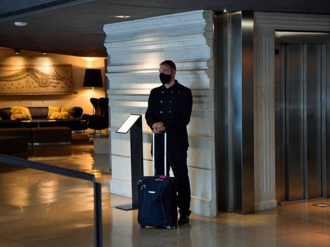 Trabajador espera un cliente en un hotel en Barcelona