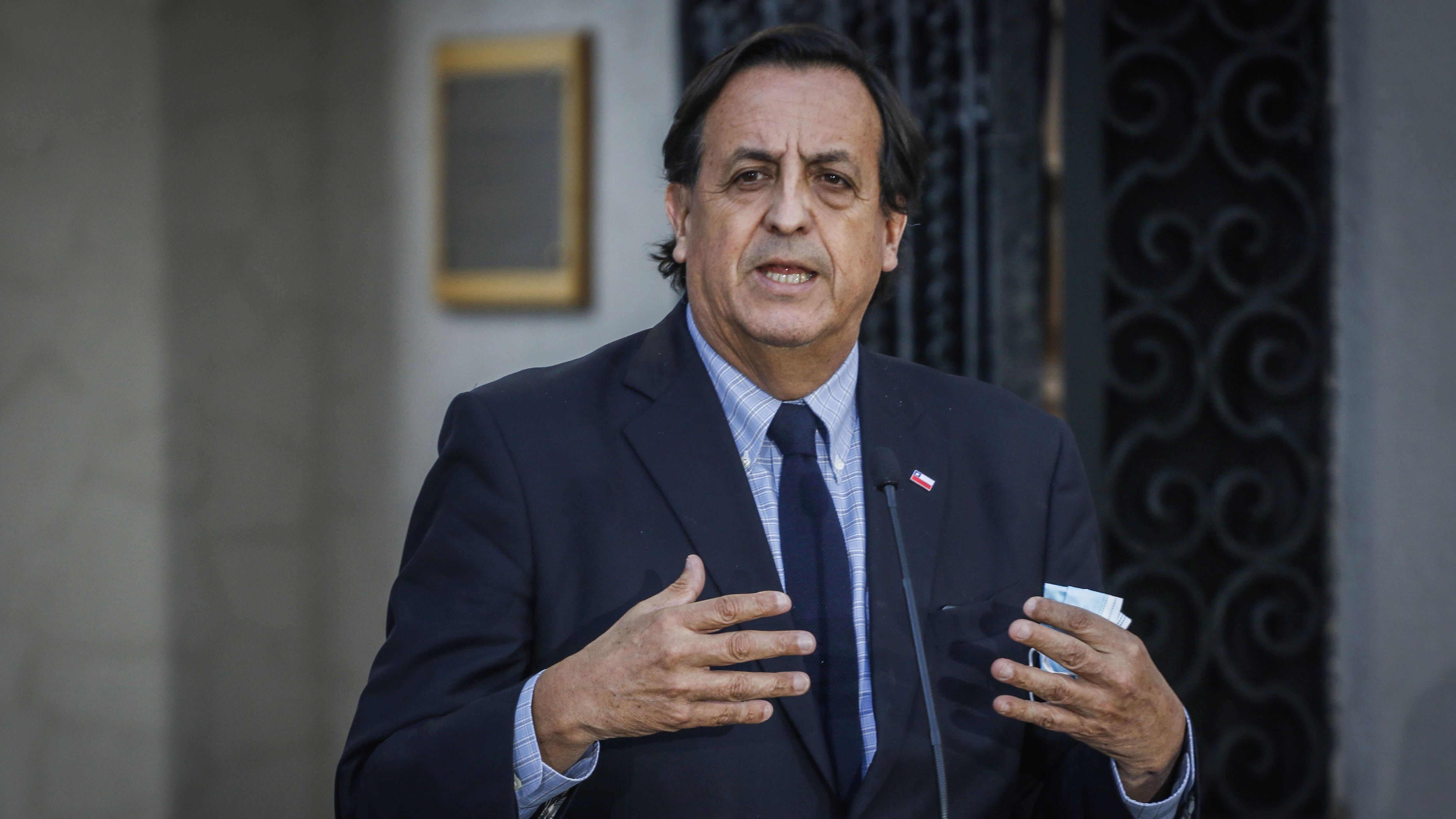 10 de agosto del 2020/SANTIAGOEl ministro del Interior, Víctor Pérez, realiza un punto de prensa en el patio de Los Naranjos del Palacio de La Moneda, para referirse a las reuniones que sostuvo con los dirigentes camioneros, y el conflicto de la quema de camiones en la Araucanía.
FOTO: SEBASTIAN BELTRAN GAETE/AGENCIAUNO