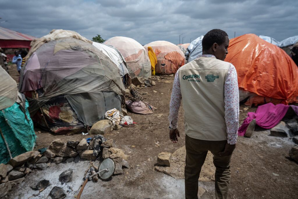 Hombre camina por campamento de personas desplazadas en Somalia