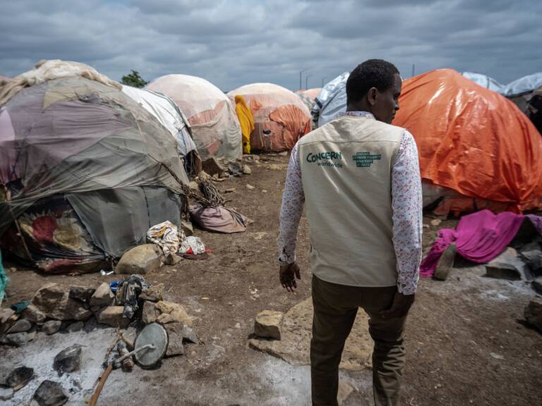 Hombre camina por campamento de personas desplazadas en Somalia