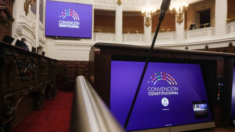 30 de Junio de 2021 / SANTIAGVista del salón plenario en donde se firmo el acta de entrega de las dependencias de la sede de la Cámara en Santiago, que serán utilizadas para el funcionamiento de la Convención Constitucional.
FOTO:CRISTOBAL ESCOBAR/AGENCIAUNO