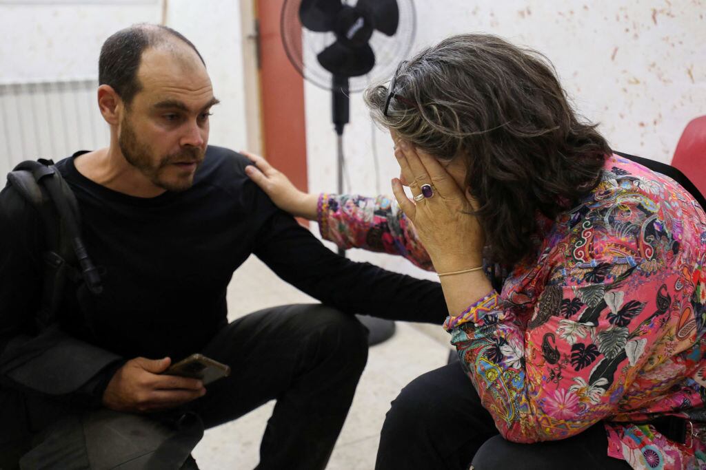 Compañeros de la activista estadounidense Aysenur Ezgi Eygi en el hospital de Nablus en Cisjordania de Palestina