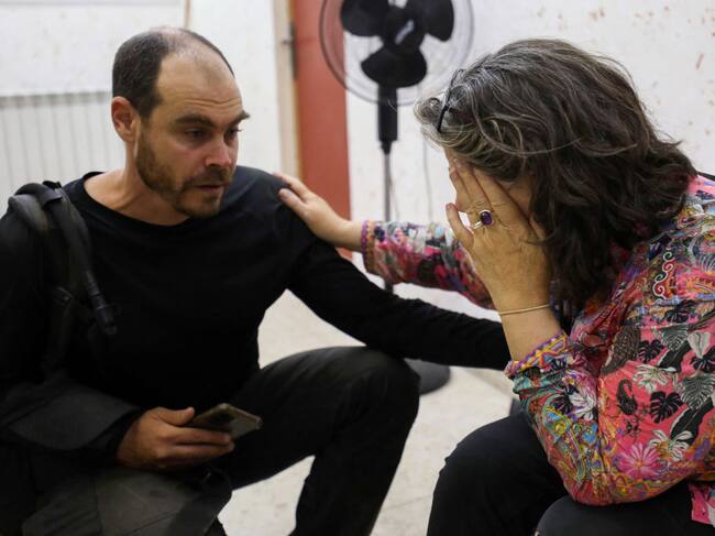 Compañeros de la activista estadounidense Aysenur Ezgi Eygi en el hospital de Nablus en Cisjordania de Palestina