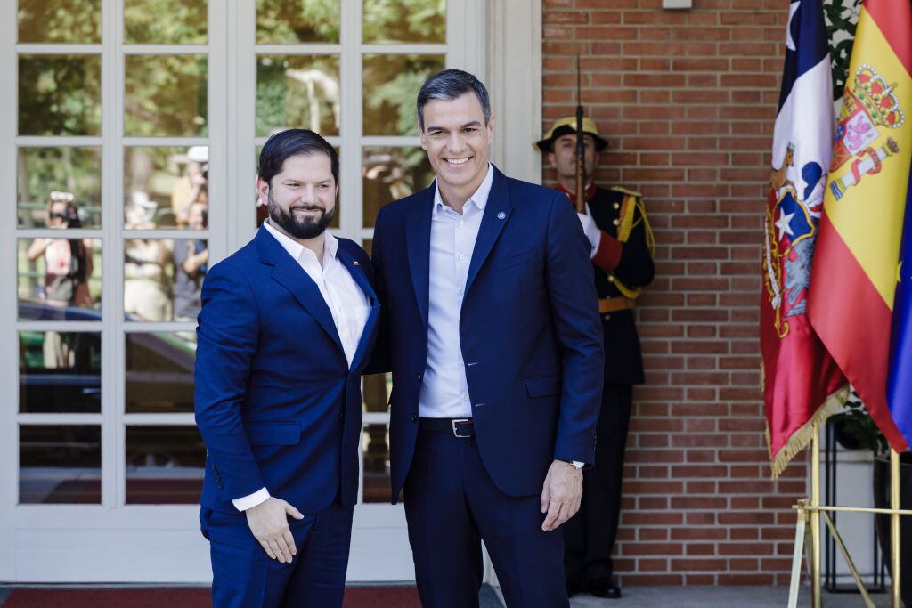 MADRID, SPAIN - JULY 14: The President of the Republic of Chile, Gabriel Boric (l), is received by the President of the Government and PSOE candidate for re-election, Pedro Sanchez (r), at the Moncloa Palace, July 14, 2023, in Madrid, Spain. His Excellency the President of the Republic of Chile, Mr. Gabriel Boric Font, has traveled to Spain on the occasion of his working visit to attend the EU-CELAC Summit, which takes place on July 17 and 18, in Brussels. (Photo By Carlos Lujan/Europa Press via Getty Images)