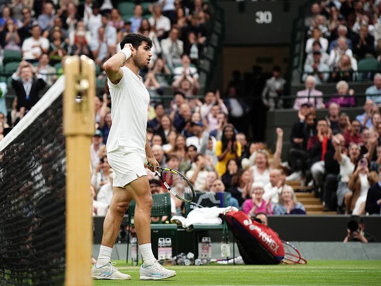 Carlos Alcaraz levanta un mal comienzo ante Tommy Paul y se cita con Medvedev en Wimbledon