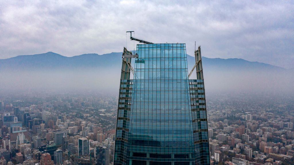¿Cuántos pisos y metros de altura tiene la torre del Costanera Center en Santiago de Chile?