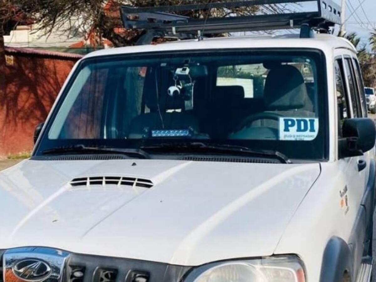 Mujer usaba el logo de la PDI en su auto para evitar asaltos: terminó detenida