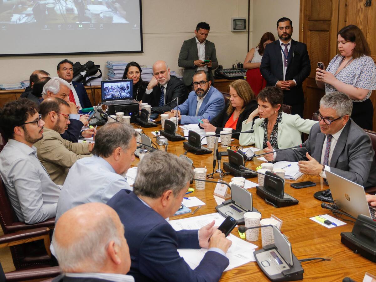 Congreso alcanza acuerdo para destrabar reajuste al sector público: bonificaciones para Carabineros y reformas a pedagogía serán tramitadas en 2025
