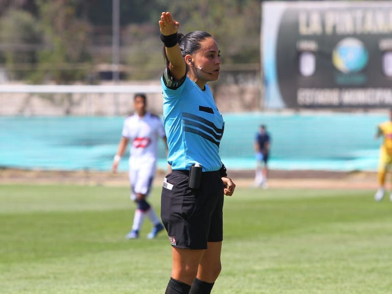 María Belén Carvajal, primera árbitra a cargo de un partido profesional en Chile: «El árbitro no cambia por su sexo, es simplemente árbitro»