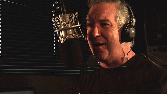 Phil Valentine, presentador de radio que ahora pide que la gente vaya por su vacuna