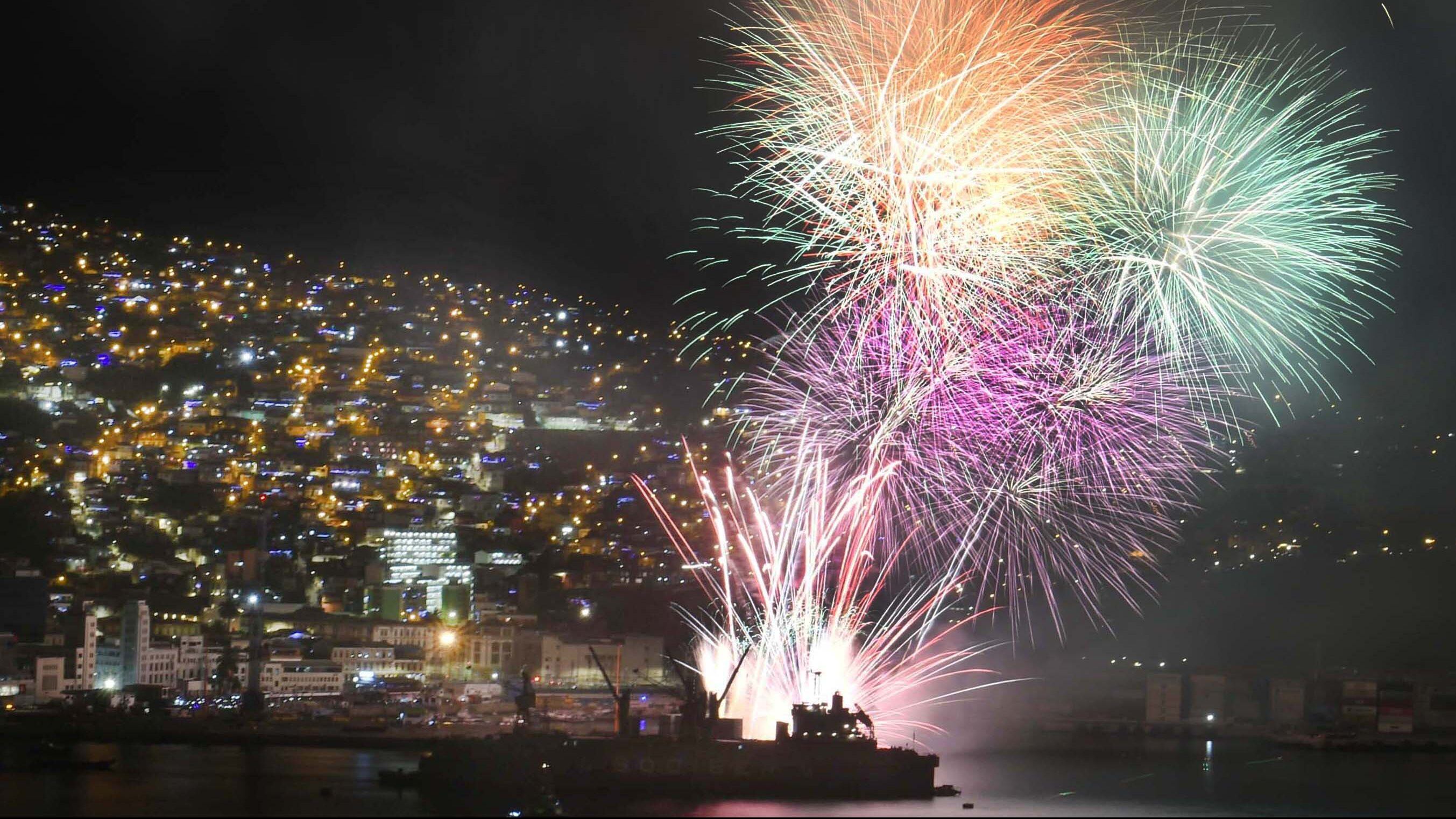 01de ENERO del 2022/ VALPARAISOFuegos artificiales en Valparaiso despidiendo el 2021
FOTO: Pablo Ovalle ISASMEDI /AGENCIAUNO