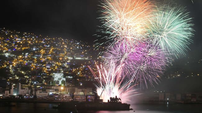 01de ENERO del 2022/ VALPARAISOFuegos artificiales en Valparaiso despidiendo el 2021
FOTO: Pablo Ovalle ISASMEDI /AGENCIAUNO
