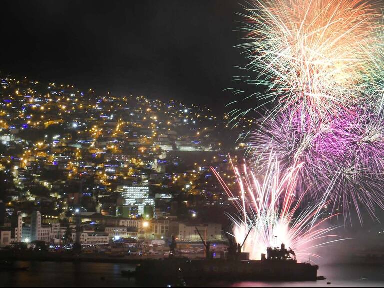 01de ENERO del 2022/ VALPARAISOFuegos artificiales en Valparaiso despidiendo el 2021 
FOTO: Pablo Ovalle ISASMEDI /AGENCIAUNO