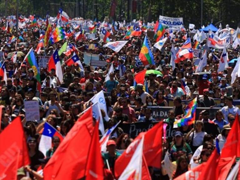 Masivas manifestaciones se desarrollan en Plaza Italia y todo Chile