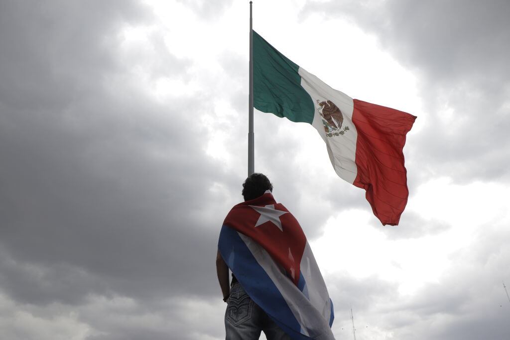 Manifestante con la bandera de Cuba en el Zócalo de Ciudad de México