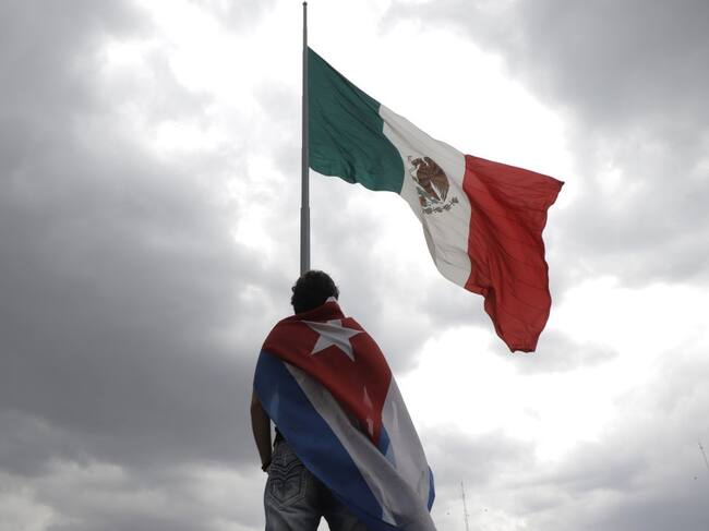Manifestante con la bandera de Cuba en el Zócalo de Ciudad de México