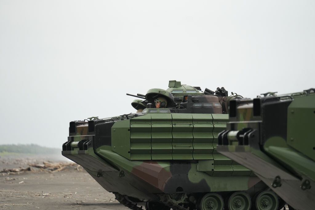 Vehículo anfibio AAV7 de Taiwán en un ejercicio militar en la isla