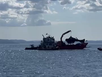 VIDEO. Logran sacar helicóptero que se precipitó en lago Ranco y que terminó con la muerte del expresidente Sebastián Piñera