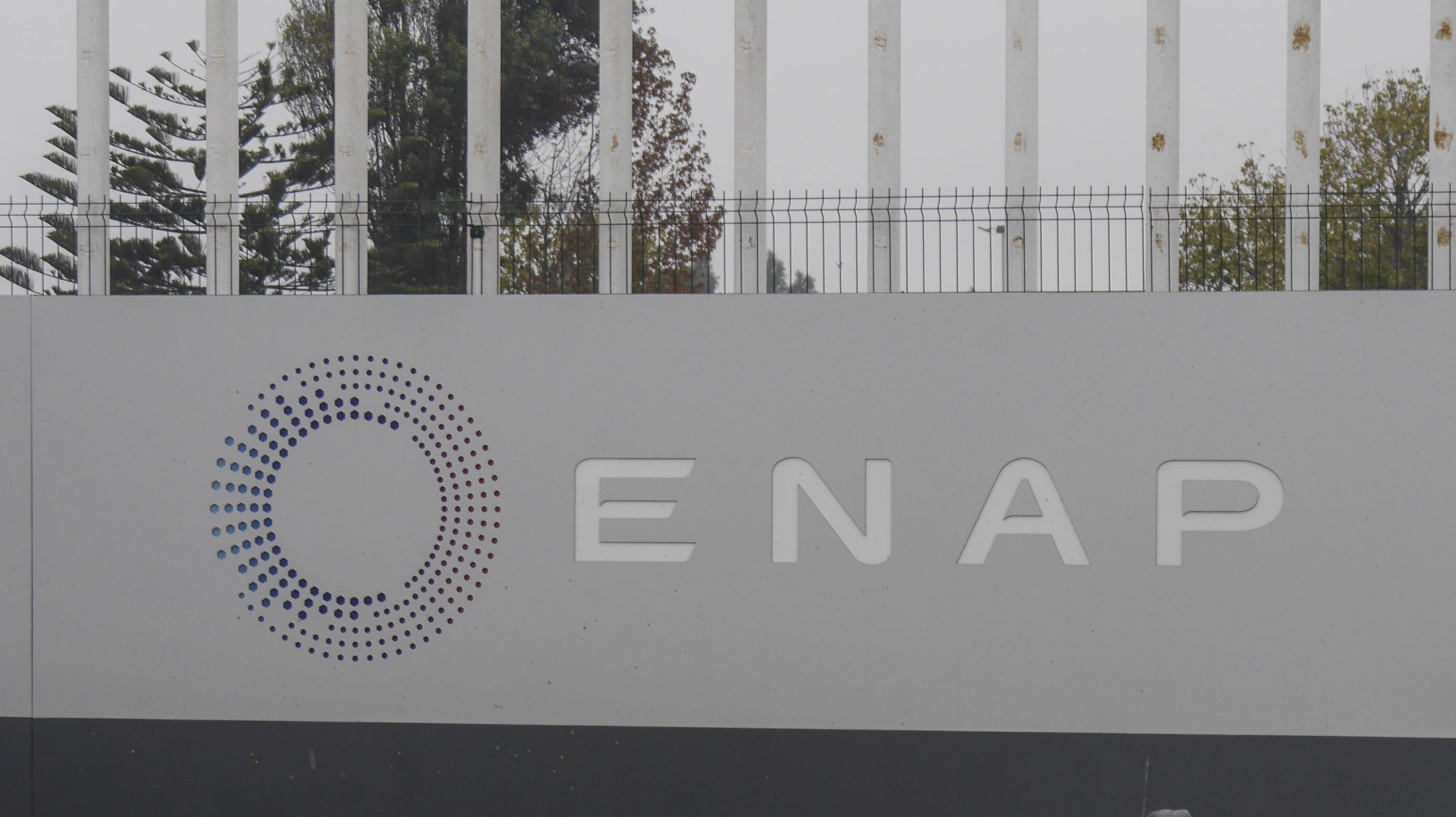 14 DE ABRIL DE 2021 / CONCÓNTrabajadores de la refinería ENAP se mantienen a las afueras del lugar como medida de presión y protesta durante reuniones de negociación sobre bono escolar y de mes de aviso en la empresa.
FOTO: SANTIAGO MORALES / AGENCIAUNO
