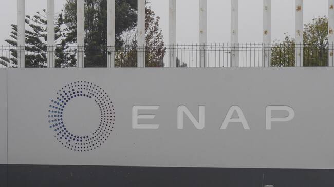 14 DE ABRIL DE 2021 / CONCÓNTrabajadores de la refinería ENAP se mantienen a las afueras del lugar como medida de presión y protesta durante reuniones de negociación sobre bono escolar y de mes de aviso en la empresa.
FOTO: SANTIAGO MORALES / AGENCIAUNO
