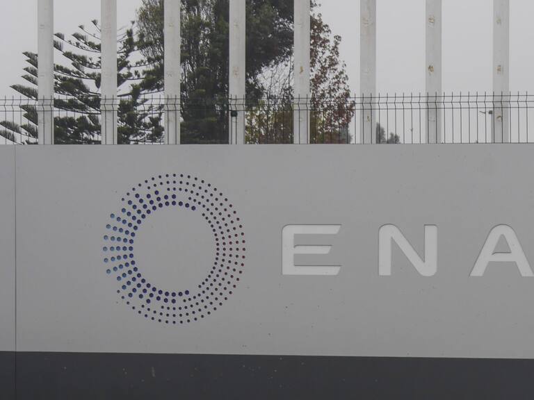 14 DE ABRIL DE 2021 / CONCÓNTrabajadores de la refinería ENAP se mantienen a las afueras del lugar como medida de presión y protesta durante reuniones de negociación sobre bono escolar y de mes de aviso en la empresa.
FOTO: SANTIAGO MORALES / AGENCIAUNO