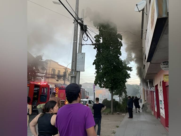 Incendio en el centro de Santiago moviliza a 11 compañías de Bomberos: instan a tomar rutas alternativas