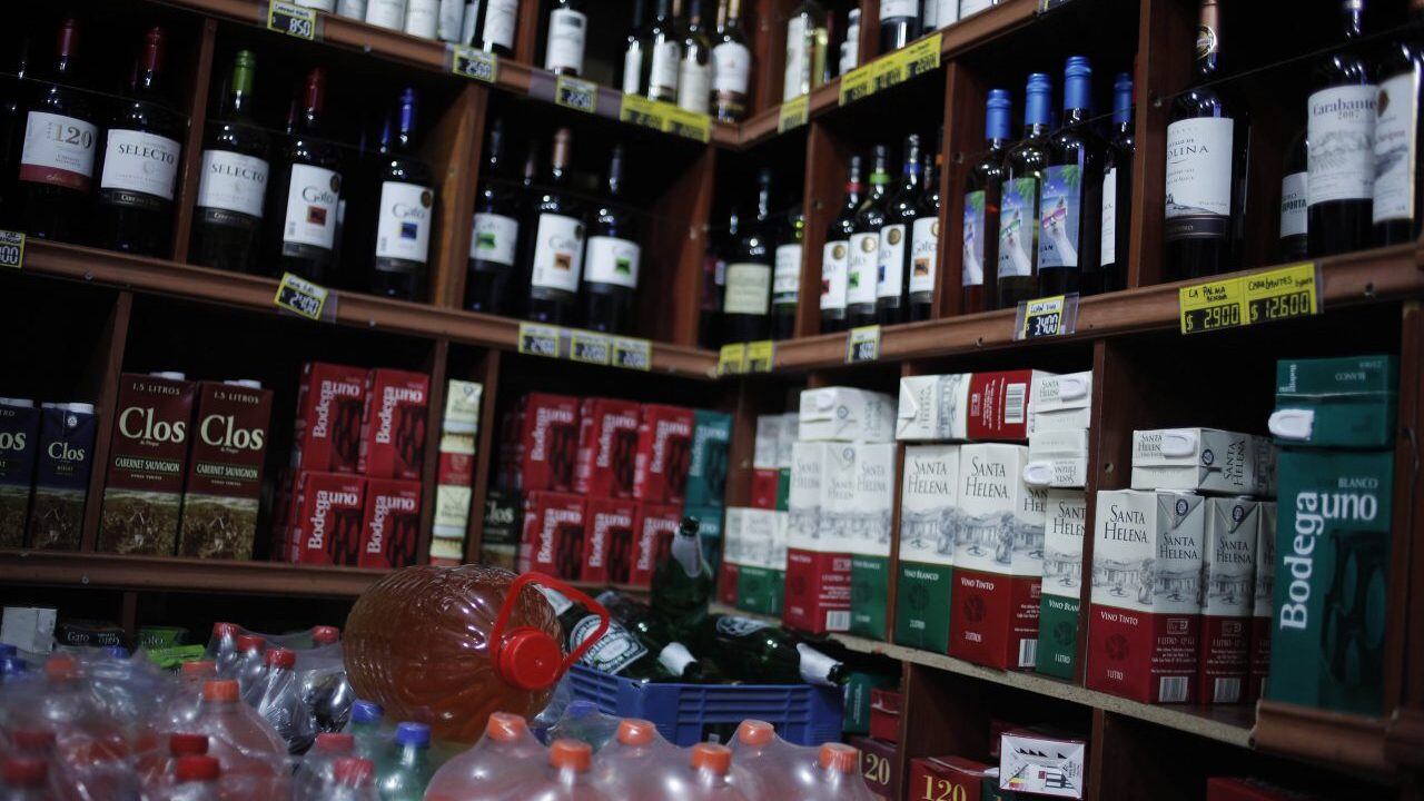 16 de Septiembre de 2014/ SANTIAGO 
Vista de diversas botellas con líquidos alcohólicos en una botillería en la comuna de Providencia donde a partir de Octubre se va a instalar una nueva ley que regula la venta de alcohol para los sectores de Santa Isabel, Manuel Montt, Tobalaba, Bellavista, Providencia y Nueva Providencia.

FOTO: DAVID VON BLOHN/ AGENCIAUNO