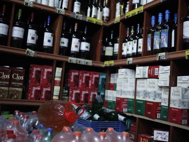 16 de Septiembre de 2014/ SANTIAGO
Vista de diversas botellas con líquidos alcohólicos en una botillería en la comuna de Providencia donde a partir de Octubre se va a instalar una nueva ley que regula la venta de alcohol para los sectores de Santa Isabel, Manuel Montt, Tobalaba, Bellavista, Providencia y Nueva Providencia.
FOTO: DAVID VON BLOHN/ AGENCIAUNO