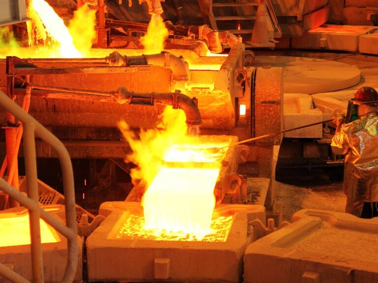 Gobierno acuerda histórico plan de reinversión de utilidades para Codelco