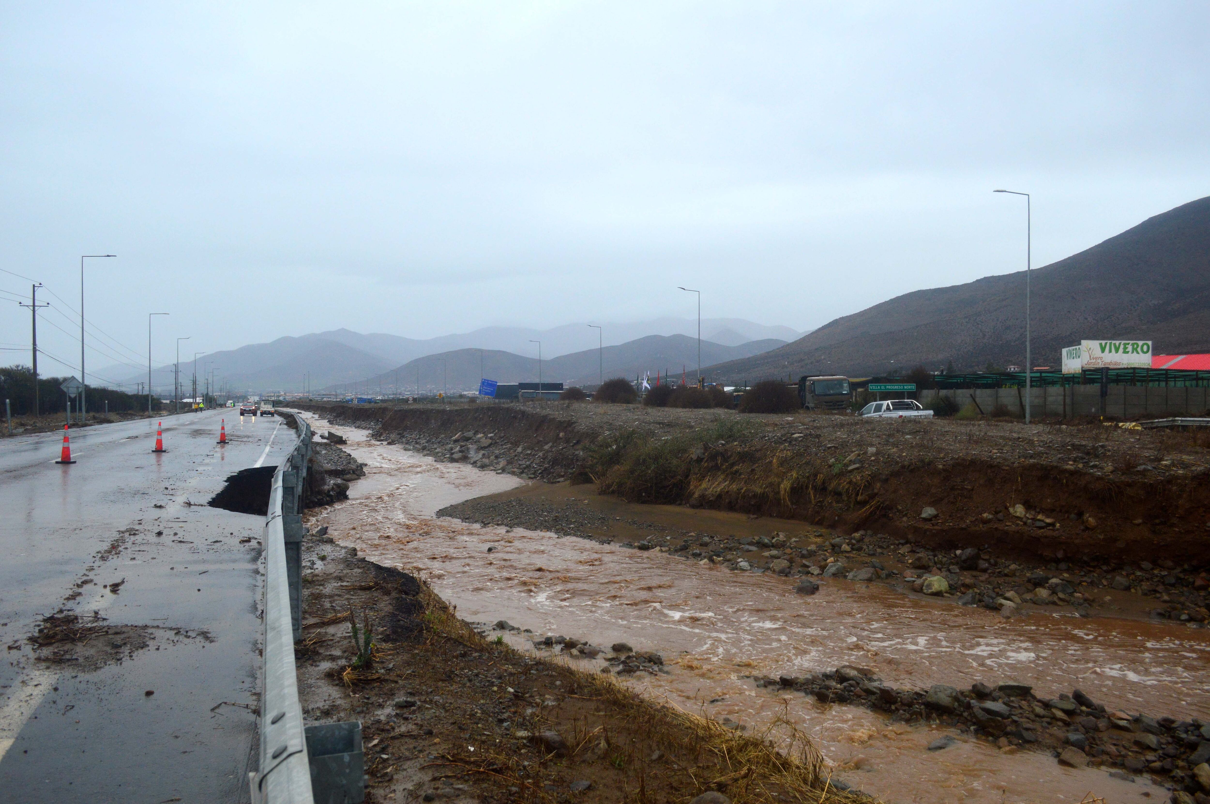 19 de julio de 2026 / COQUIMBOLa Ruta D-43, que conecta La Serena con Ovalle, permanece interrumpida a la altura del sector de Tambillos, en la comuna de Coquimbo, debido a la activación de quebradas provocada por las intensas precipitaciones que afectan a la región.FOTO:IGNACIO RAMIREZ/ AGENCIAUNO