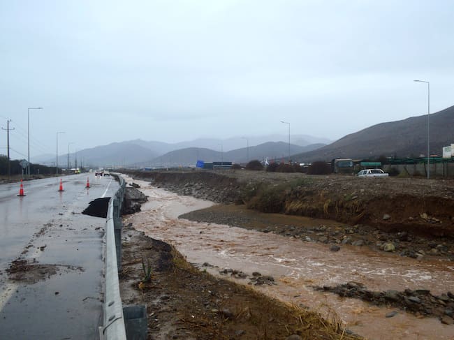 19 de julio de 2026 / COQUIMBO
La Ruta D-43, que conecta La Serena con Ovalle, permanece interrumpida a la altura del sector de Tambillos, en la comuna de Coquimbo, debido a la activación de quebradas provocada por las intensas precipitaciones que afectan a la región.
FOTO:IGNACIO RAMIREZ/ AGENCIAUNO