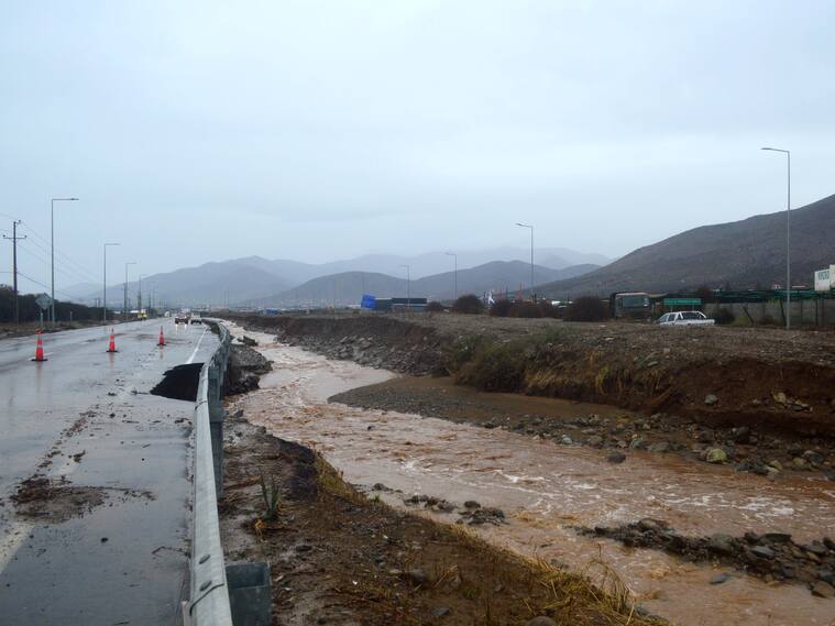 19 de julio de 2026 / COQUIMBO
La Ruta D-43, que conecta La Serena con Ovalle, permanece interrumpida a la altura del sector de Tambillos, en la comuna de Coquimbo, debido a la activación de quebradas provocada por las intensas precipitaciones que afectan a la región.
FOTO:IGNACIO RAMIREZ/ AGENCIAUNO