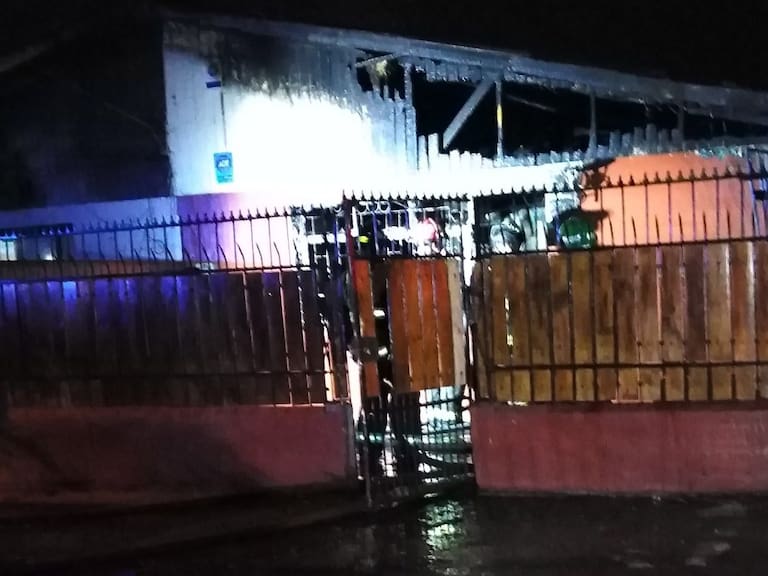 Incendio destruyó casa en Conchalí: investigan si autor del fuego fue el dueño del inmueble